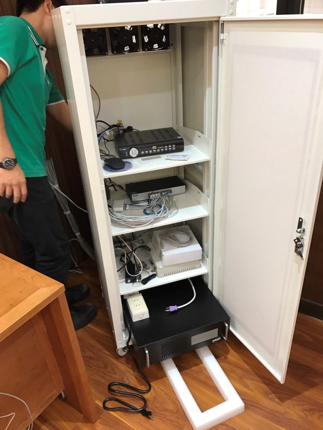 飛碟機架式UPS安裝